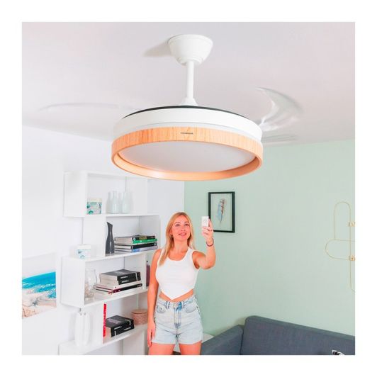 Ventilador de techo con aspas retráctiles Innovagoods - color Madera y Blanco